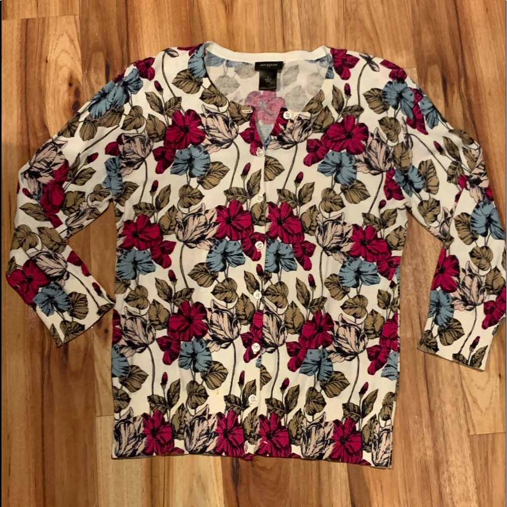 “Ann Taylor” beautiful button sweater size S